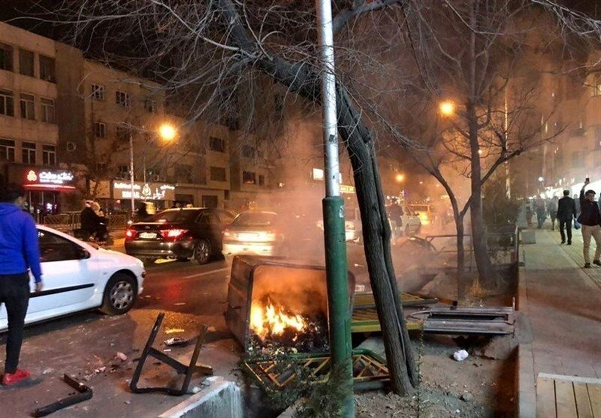 کیهان: برخورد نیروهای ضدشورش با اغتشاشگران مثل آب خوردن است!