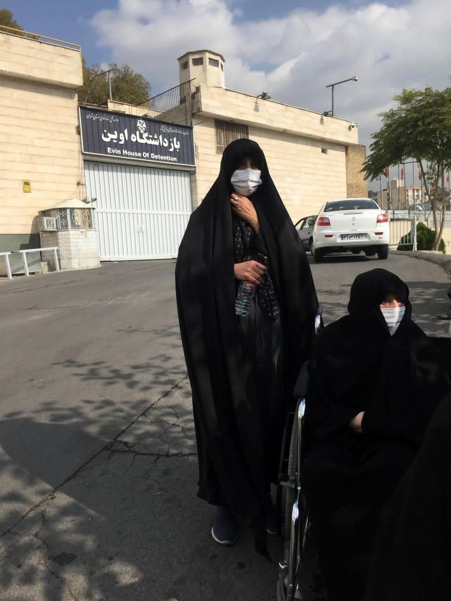 تصویری از همسر و دختر آیت‌الله رفسنجانی مقابل زندان اوین! +عکس