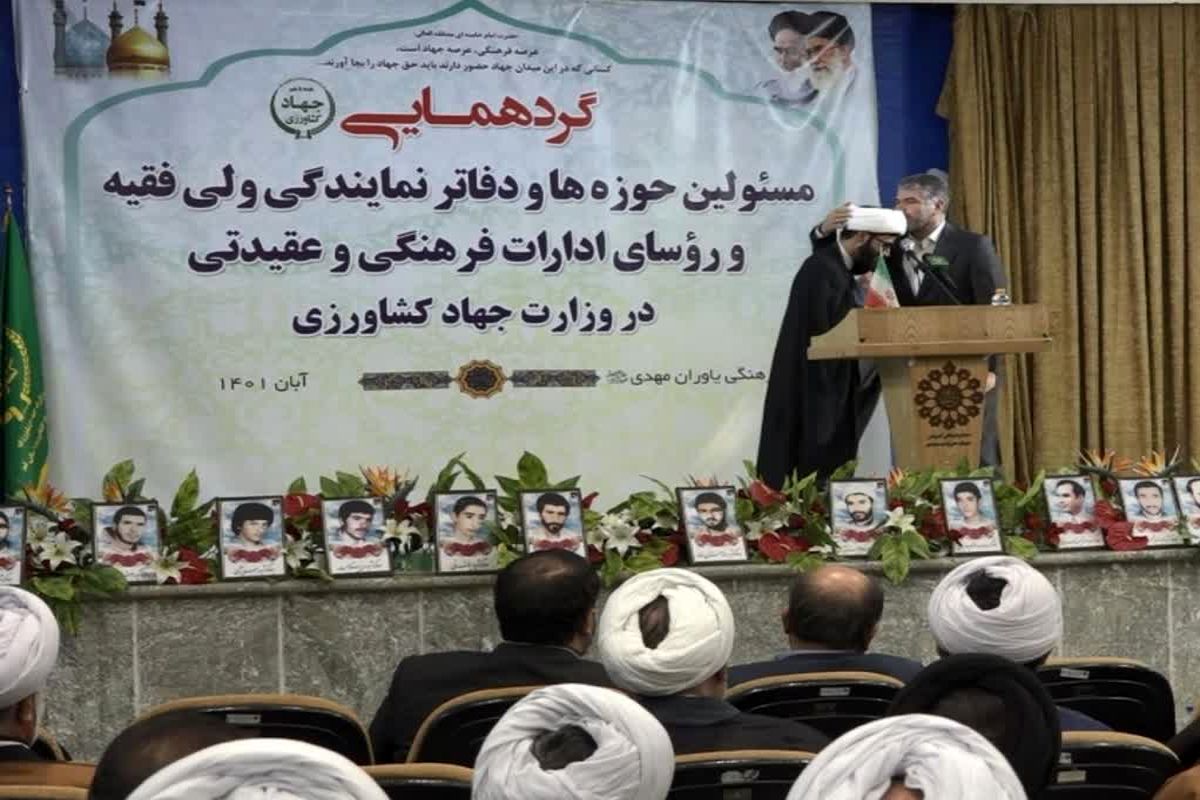 وزیر جهاد کشاورزی عمامه مجری مراسم قم را بوسید +عکس