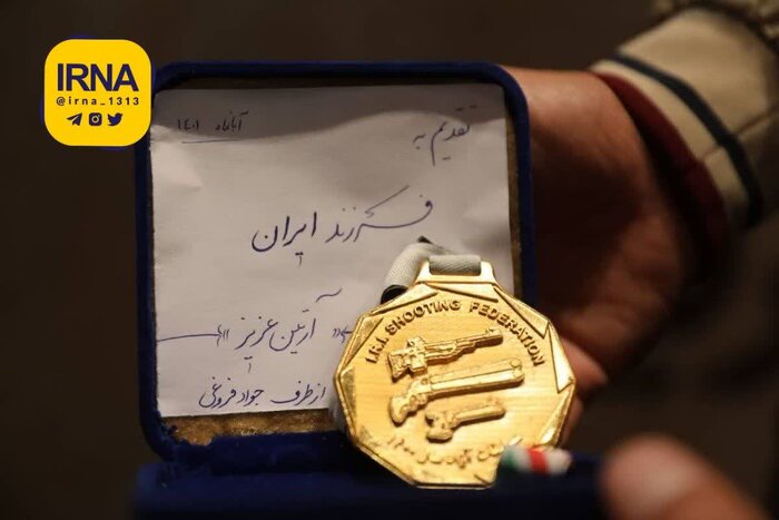 جواد فروغی، قهرمان المپیک مدالش را به آرتین هدیه کرد +عکس