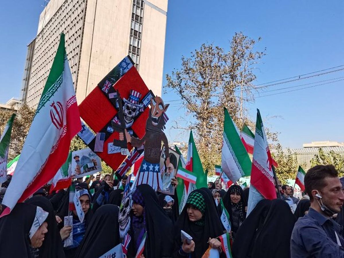 ویدئو| کنایه مداح مراسم ۱۳ آبان تهران به سلبریتیها: چرا به مردم خود هی لگد میاندازید! ویدئو| کنایه مداح مراسم ۱۳ آبان تهران به سلبریتیها: چرا به مردم خود هی لگد میاندازید!
