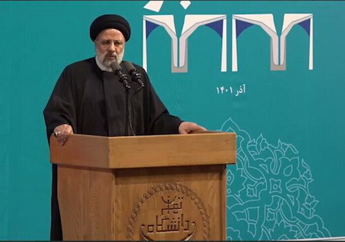 ویدئو| رئیسی در دانشگاه تهران: در کردستان آقایی شکلات به من داد، چه کردند با این بیچاره! ویدئو| رئیسی در دانشگاه تهران: در کردستان آقایی شکلات به من داد، چه کردند با این بیچاره!