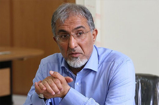 دولت هر صبح به بانک‌ها و صرافی‌ها اعلام می‌کند که امروز قیمت دلار چه‌قدر باشد!