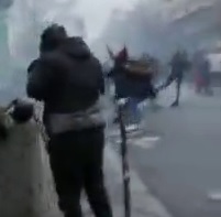 ویدئو| جنگ خیابانی در فرانسه؛ درگیری معترضان کُرد با پلیس!