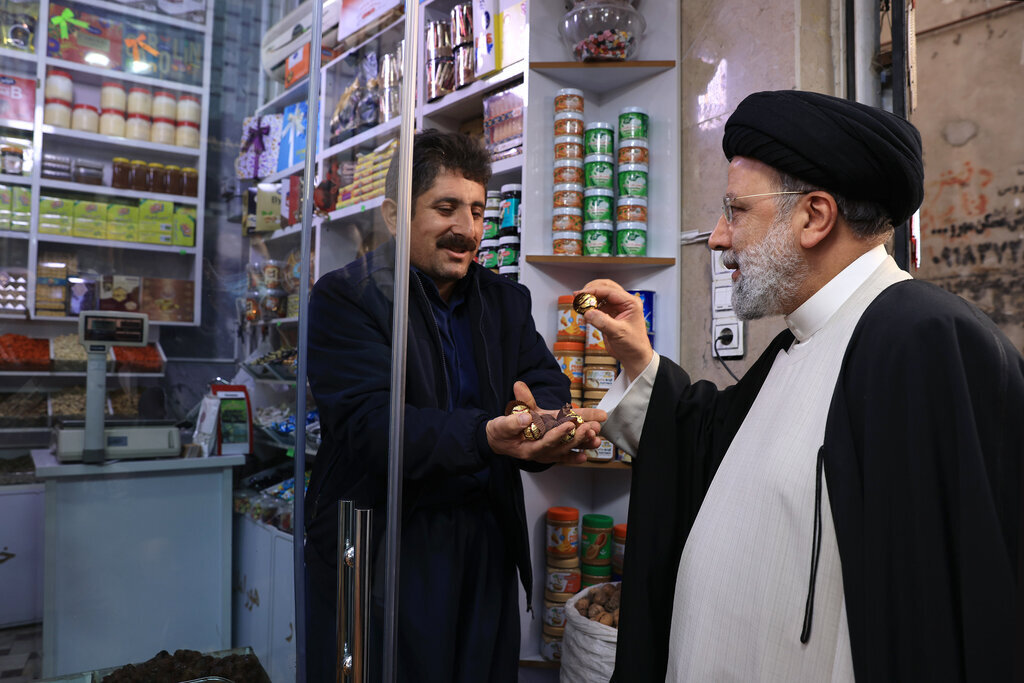 ویدئو| مردی که در کردستان به رئیسی شکلات داد عذرخواهی کرد! ویدئو| مردی که در کردستان به رئیسی شکلات داد عذرخواهی کرد!