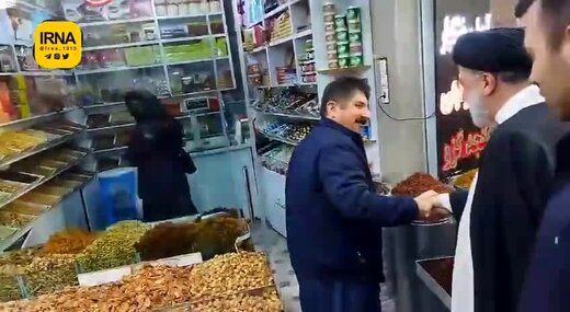 این زن در گوشه مغازه چه میکند؟!/ ویدئوی منتشرنشده از حضور رئیسی در سنندج! این زن در گوشه مغازه چه میکند؟!/ ویدئوی منتشرنشده از حضور رئیسی در سنندج!