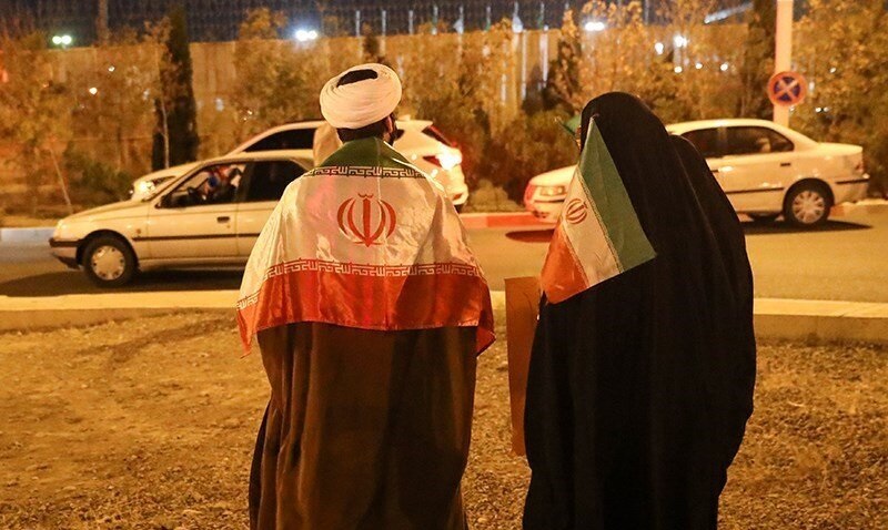 عکس| تیپ متفاوت یک روحانی و همسرش در فرودگاه برای استقبال از تیم ملی