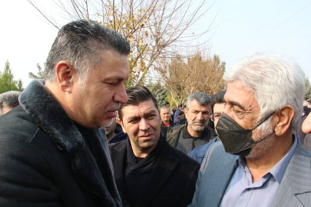 تصاویر| علی دایی در مراسم تدفین کریم باوی در بی‌بی سکینه کرج