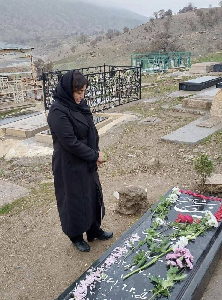 عکس| مادر نیکا شاکرمی بر مزار فرزندش