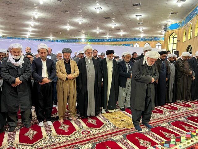 عکس| نماز خواندن رئیسی با علمای اهل سنت کردستان