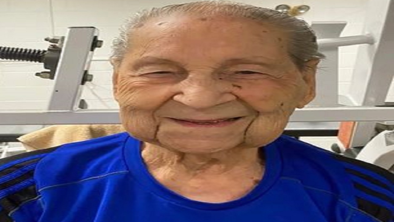 پیرمردی که ۱۰۰ سال عمر دارد از راز سلامتی‌اش می‌گوید! +عکس