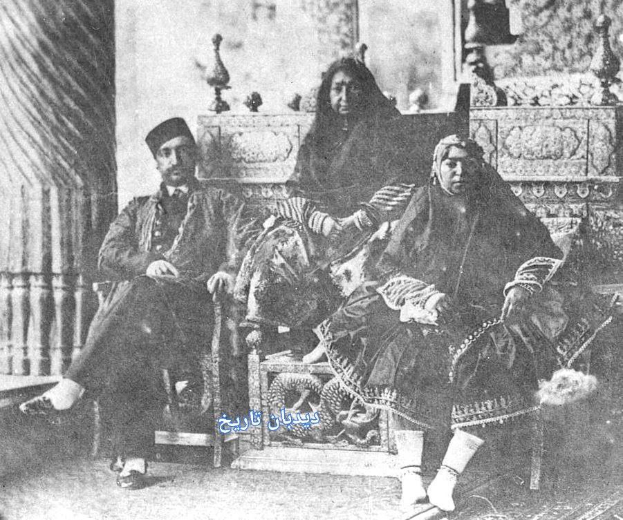 عکس| ناصرالدین‌شاه، مادرش مهدعلیا و خواهرش عزت‌الدوله در کنار تخت طاووس