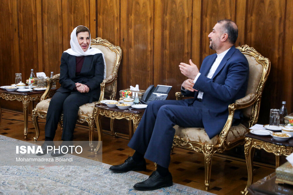 تصویری از حجاب مشاور بشار اسد در دیدار با وزیر خارجه ایران تصویری از حجاب مشاور بشار اسد در دیدار با وزیر خارجه ایران