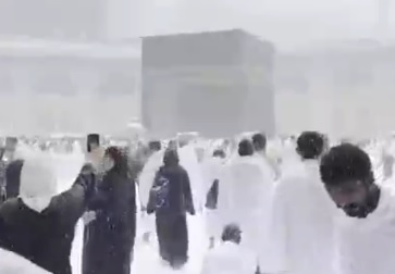بارش برف در مکه، مردم را غافلگیر کرد! +فیلم