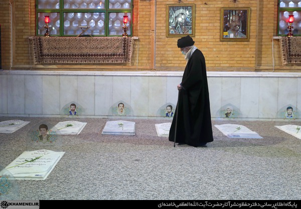 تصاویر| حضور رهبر انقلاب بر مزار آیت‌الله هاشمی و دو تن از جان‌باختگان هواپیمای اوکراینی‌