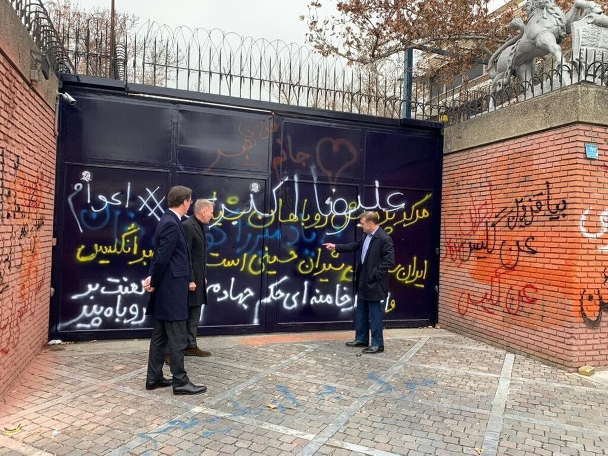 واکنش سفیر انگلیس به شعارنویسی اخیر: مردم ایران با خارجیها مهربان هستند! واکنش سفیر انگلیس به شعارنویسی اخیر: مردم ایران با خارجیها مهربان هستند!