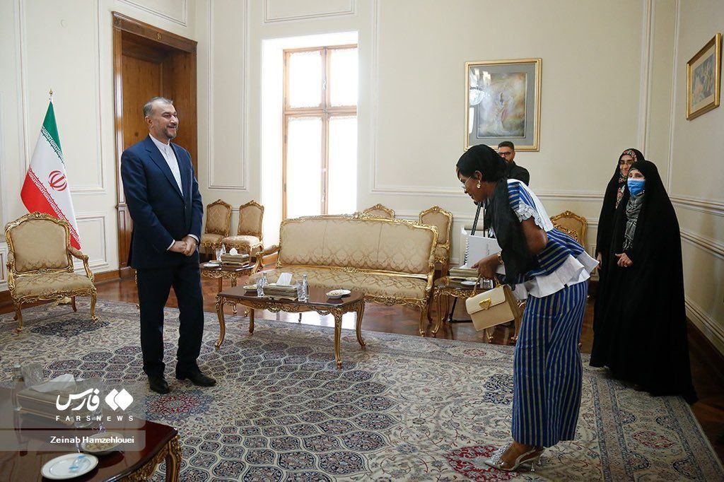 عکس| پوشش عجیب یک زن با آستین کوتاه مقابل وزیر خارجه!
