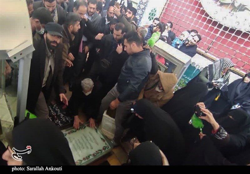 عکس| فاتحه‌خوانی سردار قاآنی بر سر مزار شهید سلیمانی