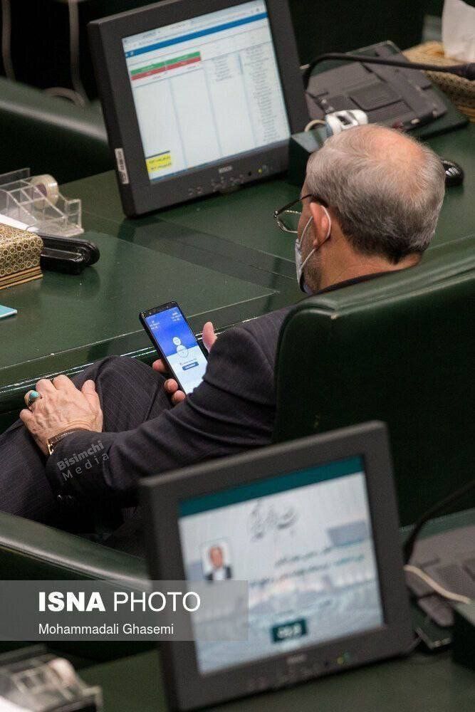 تلاش یک نماینده در مجلس برای اتصال به ویپیان سوژه شد +عکس تلاش یک نماینده در مجلس برای اتصال به ویپیان سوژه شد +عکس