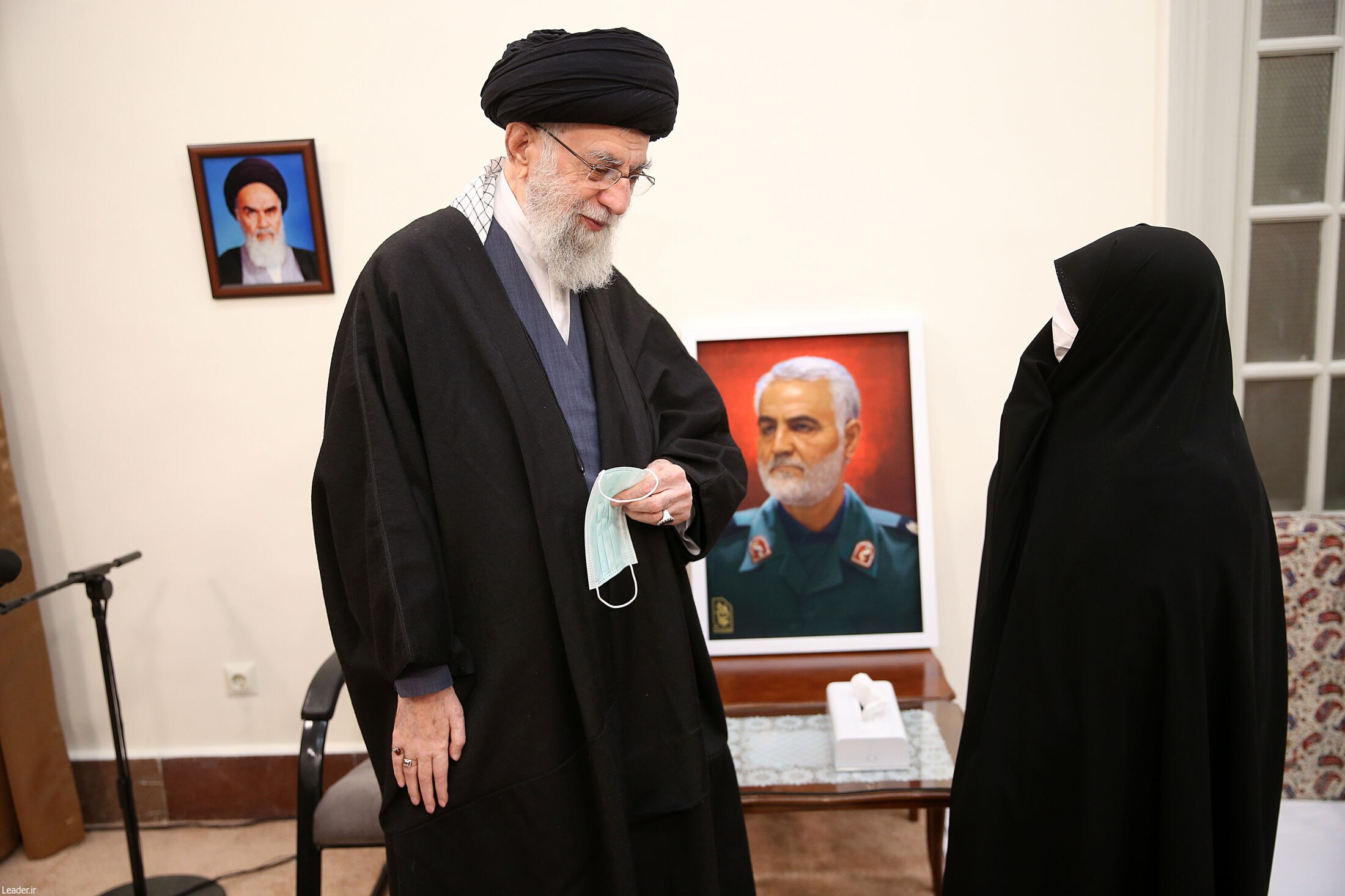 تصویری از گفتگوی همسر سردار سلیمانی با رهبر انقلاب