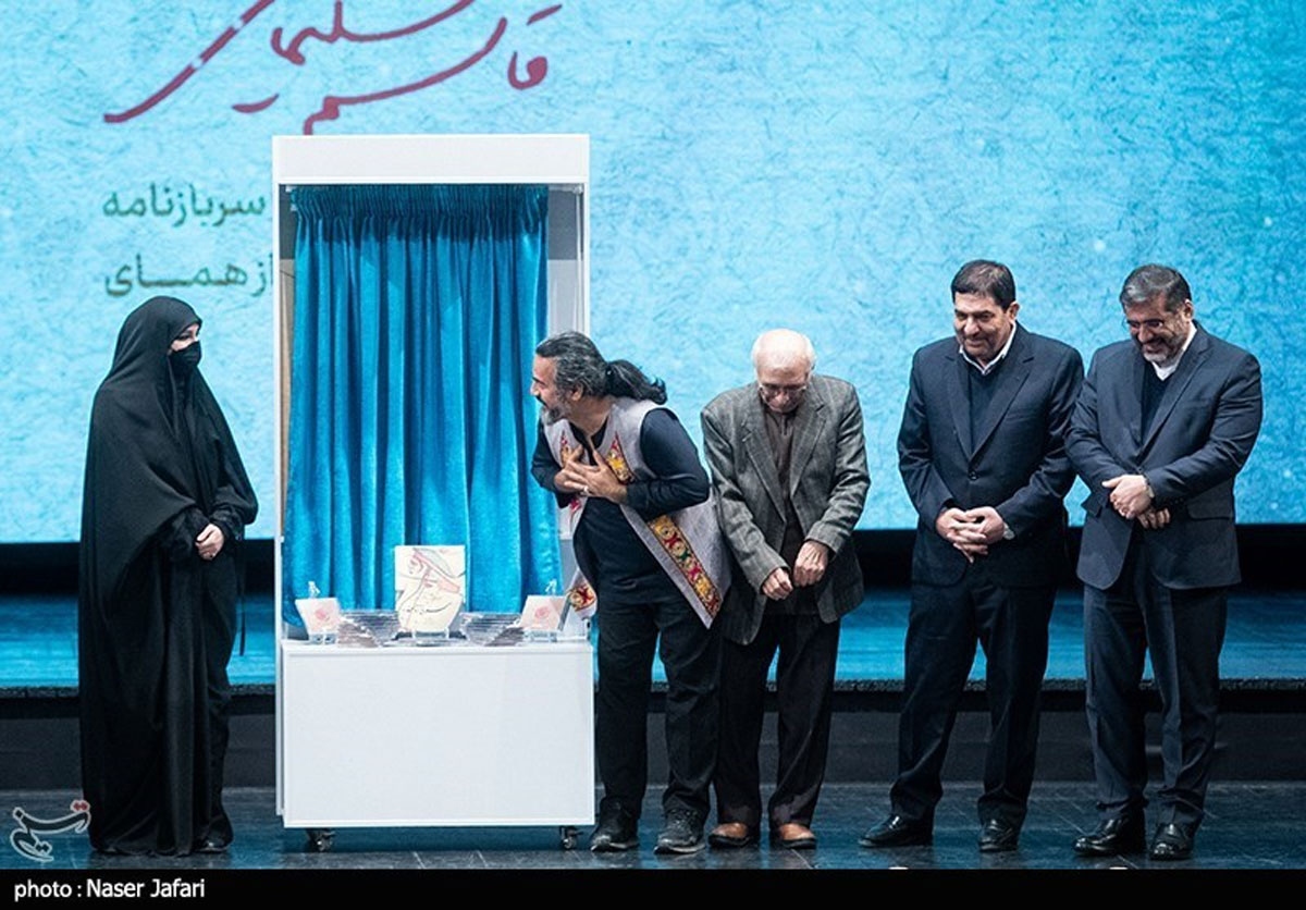 عکس| ادای احترام خواننده پرحاشیه به دختر سردار سلیمانی