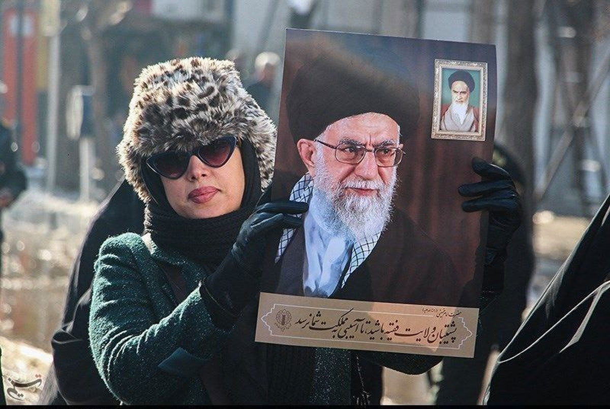 عکس| پوشش خاص یک زن در حمایت از رهبر انقلاب