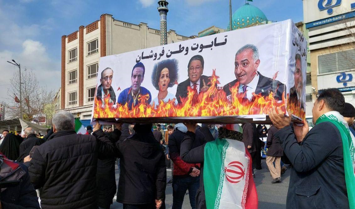 تابوت علی کریمی و مسیح علی‌نژاد آتش زده شد! +عکس