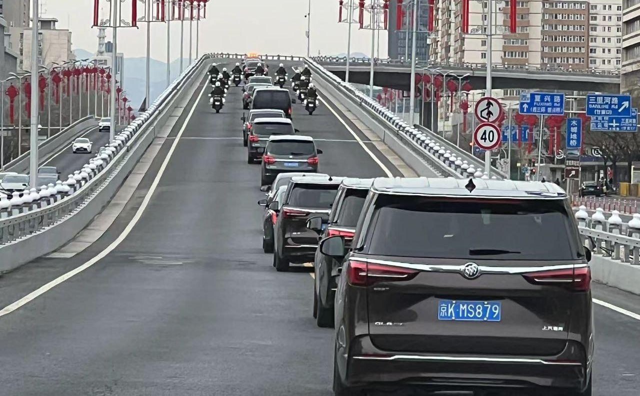 اسکورت رئیسی در خیابان‌های پکن +عکس