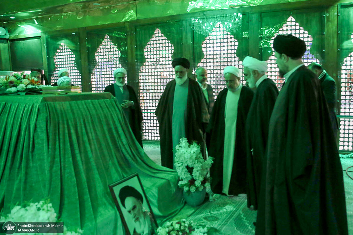 تصویری از فاتحه‌خوانی اژه‌ای و حسن خمینی بر مزار آیت‌الله رفسنجانی