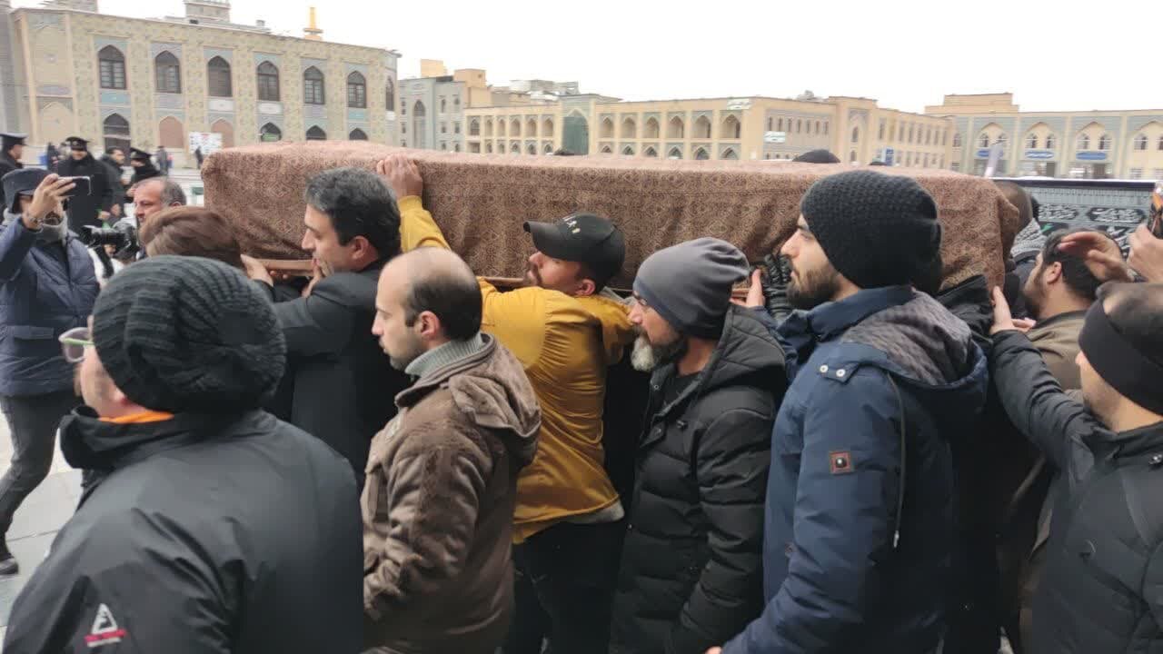 تشییع پیکر شهرام عبدلی در حرم رضوی/ تصویری از فرزندان در کنار پدر