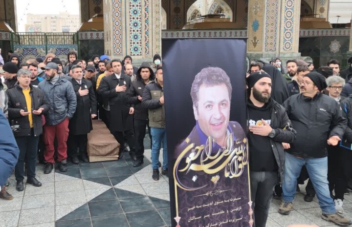 تصاویری تلخ از مراسم تشییع شهرام عبدلی/ بی‌قراری فرزندان در سوگ پدر