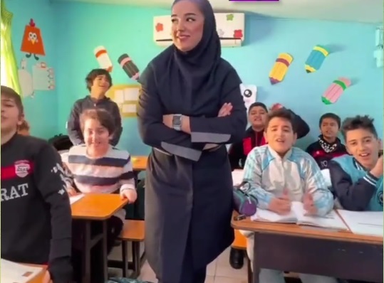 کیهان از حمایت معلم زن قائمشهری عصبانی شد!