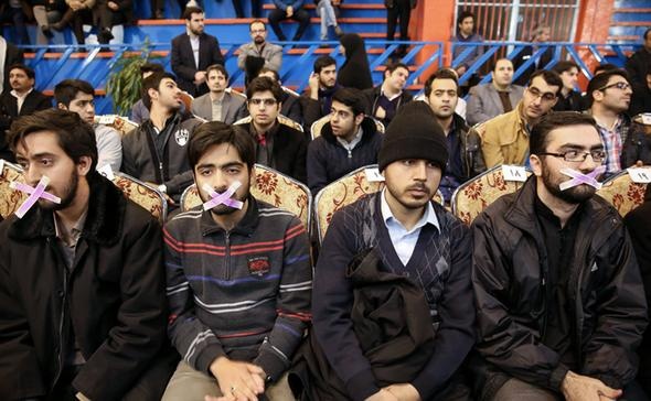اخلالگر مراسم روحانی که علیه او شعار می‌داد به یک سمت جدید رسید! +عکس