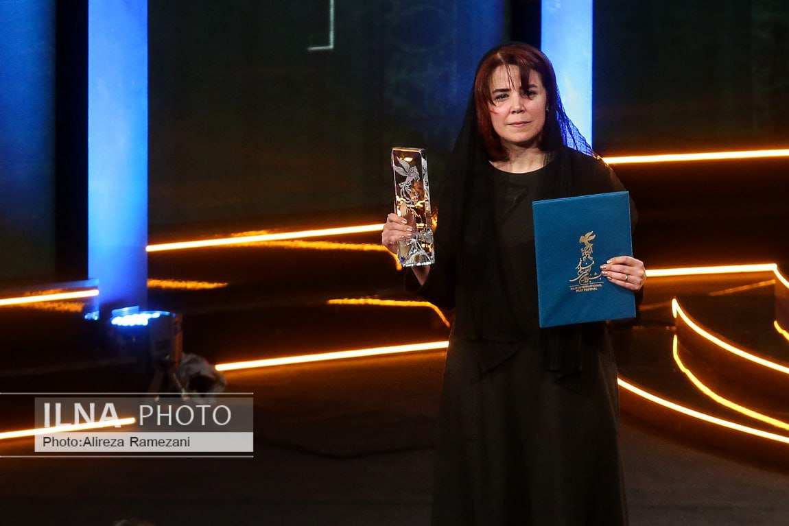 عکس خبرگزاری دولت از پوشش کم‌حجاب برنده سیمرغ