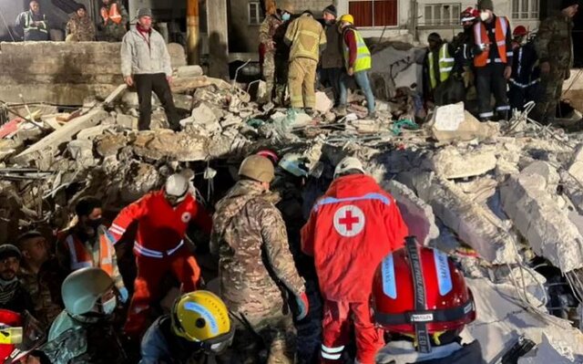 نجات یک پدر و دختر از زیر آوار پس از یک هفته نجات یک پدر و دختر از زیر آوار پس از یک هفته
