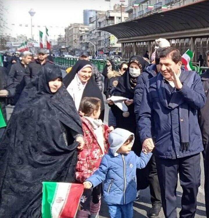 محمد مخبر با همسر و فرزندانش در راهپیمایی ۲۲ بهمن +عکس