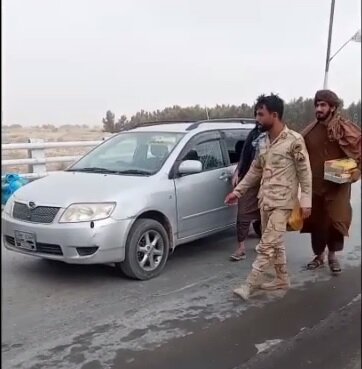 مرزبان ایرانی که مورد ضربوشتم طالبان قرار گرفت با جعبه شیرینی آزاد شد +ویدئو مرزبان ایرانی که مورد ضربوشتم طالبان قرار گرفت با جعبه شیرینی آزاد شد +ویدئو