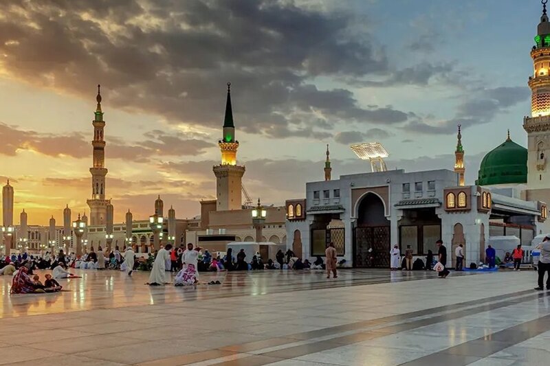 ویدئو| حضور دو زن با لباس نامناسب در مسجدالنبی