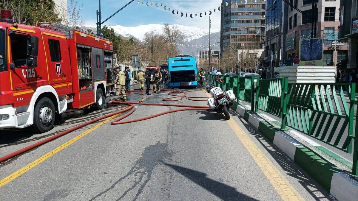 آتشسوزی اتوبوس بیآرتی نزدیک پارک ملت تهران آتشسوزی اتوبوس بیآرتی نزدیک پارک ملت تهران