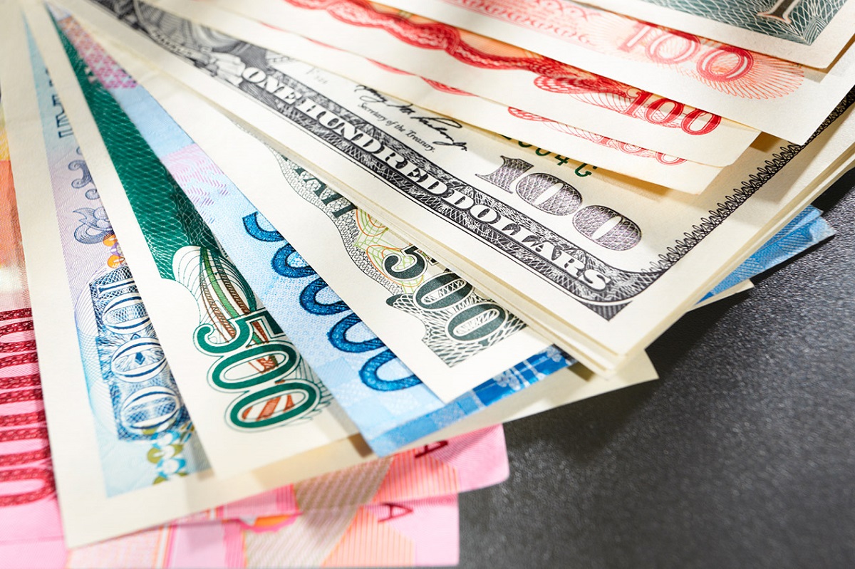 روزگار پرفراز و نشیب قیمت دلار در سال ۱۴۰۱