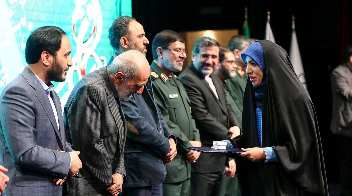 تقدیر از حسین شریعتمداری و آمنهسادات ذبیحپور؛ «جهادگر» رسانهای شدند تقدیر از حسین شریعتمداری و آمنهسادات ذبیحپور؛ «جهادگر» رسانهای شدند