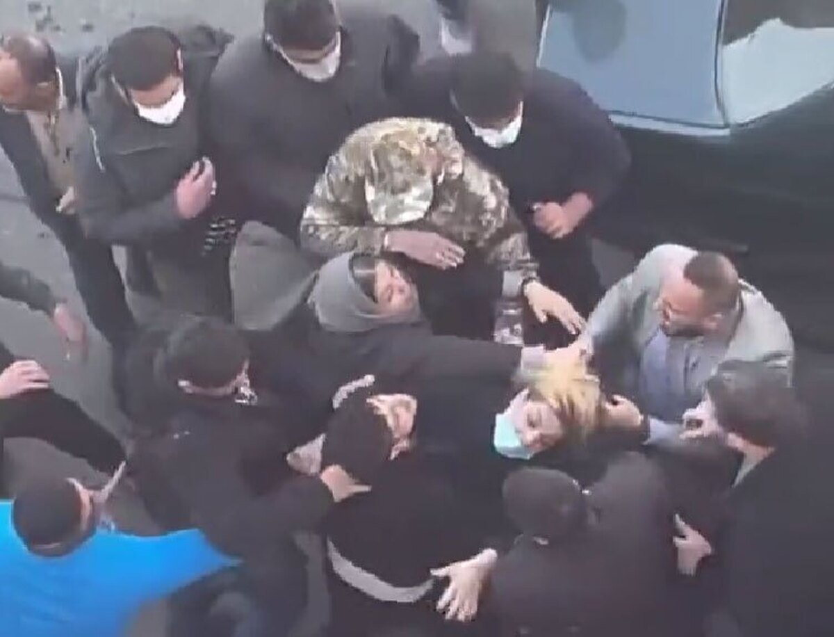 اطلاعیه پلیس درباره حمله به مادر دانشآموز مسمومشده در مقابل مدرسه ۱۳ آبان اطلاعیه پلیس درباره حمله به مادر دانشآموز مسمومشده در مقابل مدرسه ۱۳ آبان