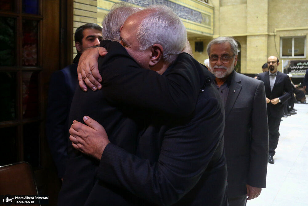 تصویری از گریه علی اکبر صالحی در آغوش محمد جواد ظریف