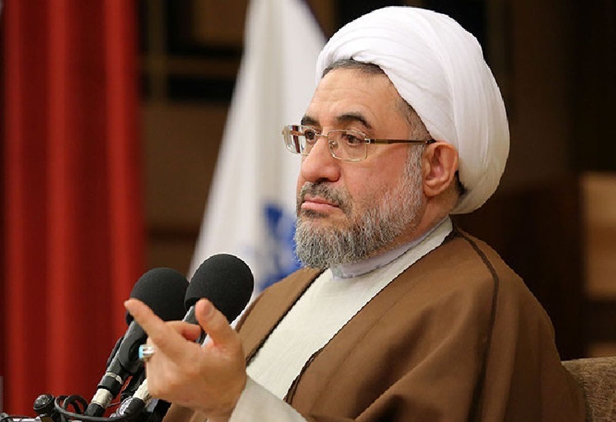 آقای اراکی! این تعریف «زن تن فروش» است، نه زن بیحجاب! آقای اراکی! این تعریف «زن تن فروش» است، نه زن بیحجاب!