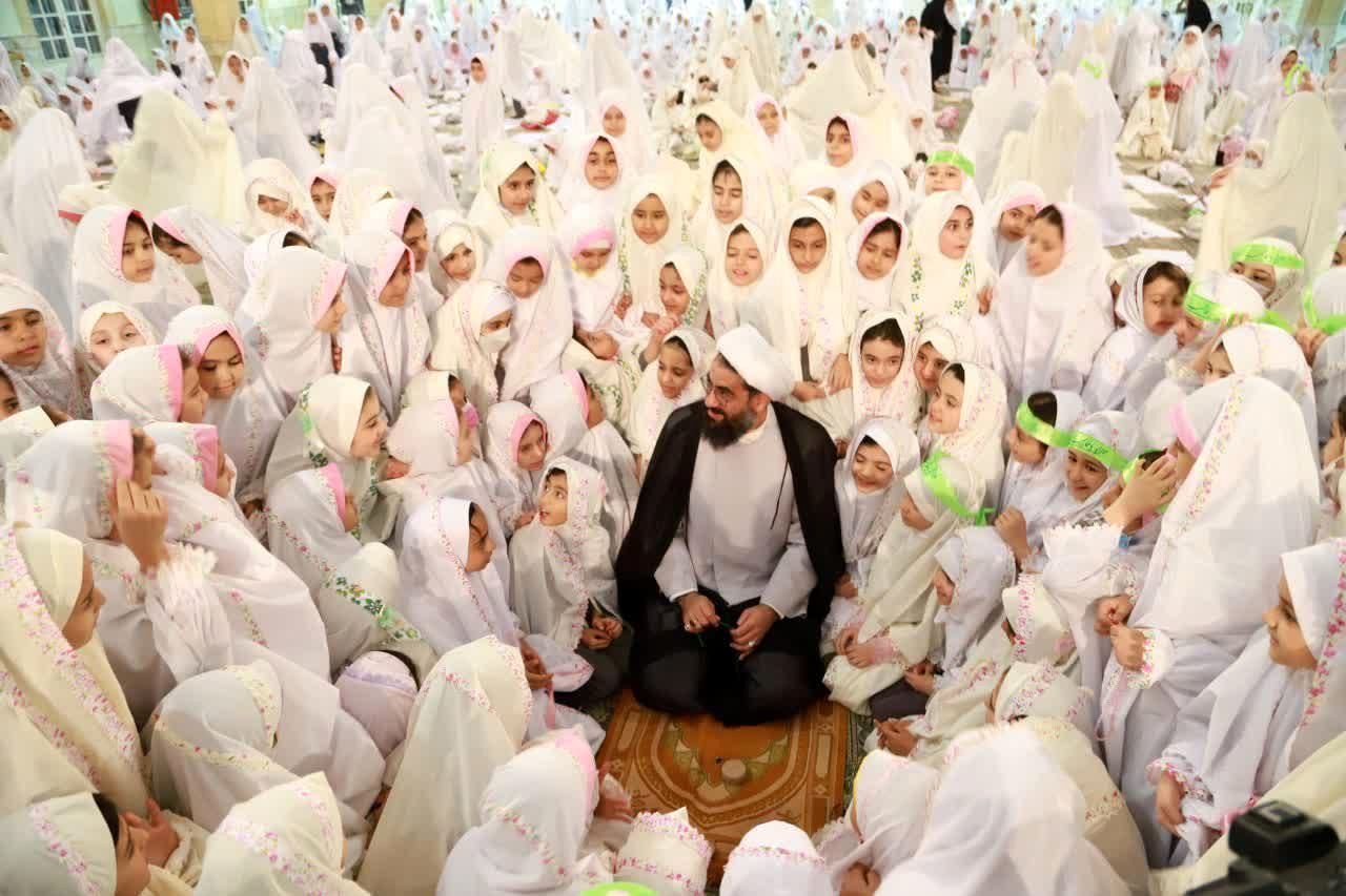 تصویری از یک امام جمعه در میان دختران خبرساز شد  +عکس