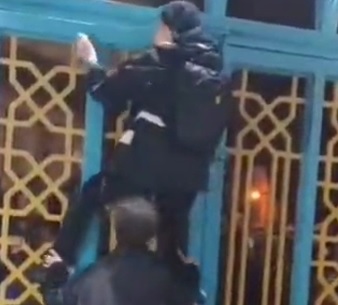 بالا رفتن ۲ زن بی‌حجاب از در ورودی یک امام‌زاده +ویدئو