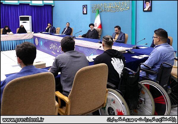 عکس| مدل مو و تیپ متفاوت یک نوجوان در دیدار با رئیسی عکس| مدل مو و تیپ متفاوت یک نوجوان در دیدار با رئیسی