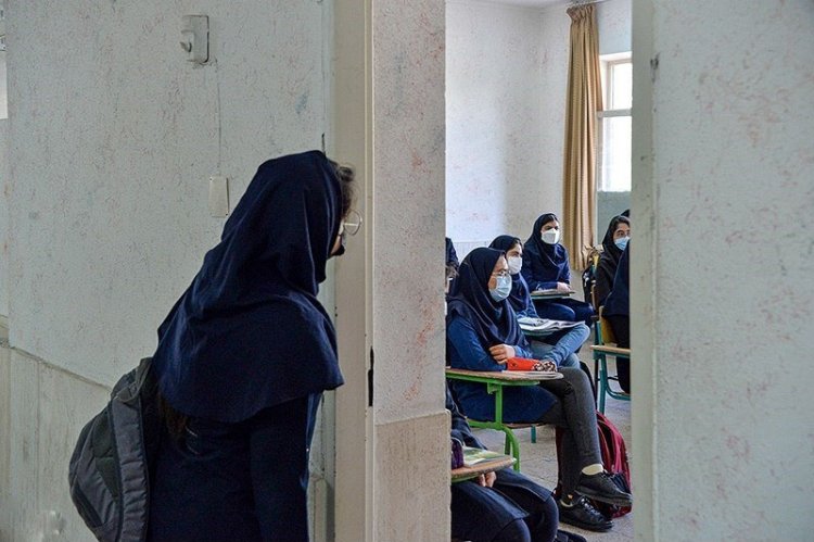 آموزش و پرورش به جای پیگیری و پرداخت حقوق معلمان، دانشآموزان بدحجاب را به کلاس راه نمیدهد! آموزش و پرورش به جای پیگیری و پرداخت حقوق معلمان، دانشآموزان بدحجاب را به کلاس راه نمیدهد!