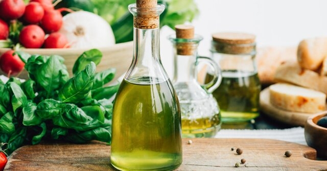 راههای تشخیص روغن زیتون سالم راههای تشخیص روغن زیتون سالم