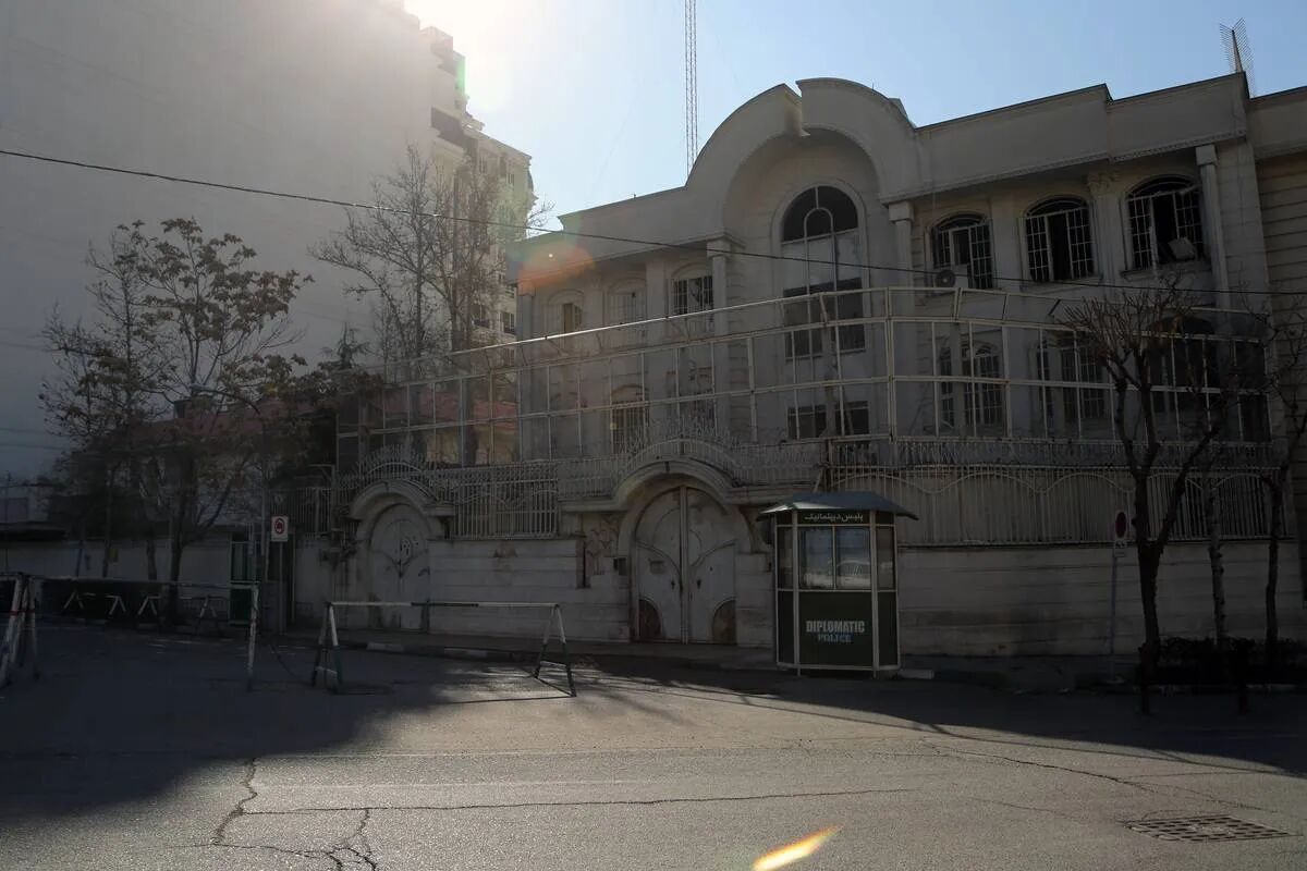 دربهای سفارت ایران در ریاض بعد از هفتسال گشوده شد دربهای سفارت ایران در ریاض بعد از هفتسال گشوده شد